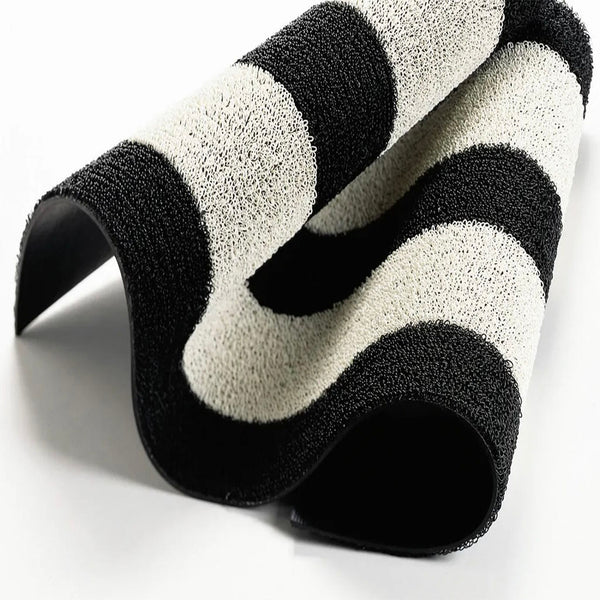 BOLD STRIPE UTILITY MAT IN BLACK AND WHITE