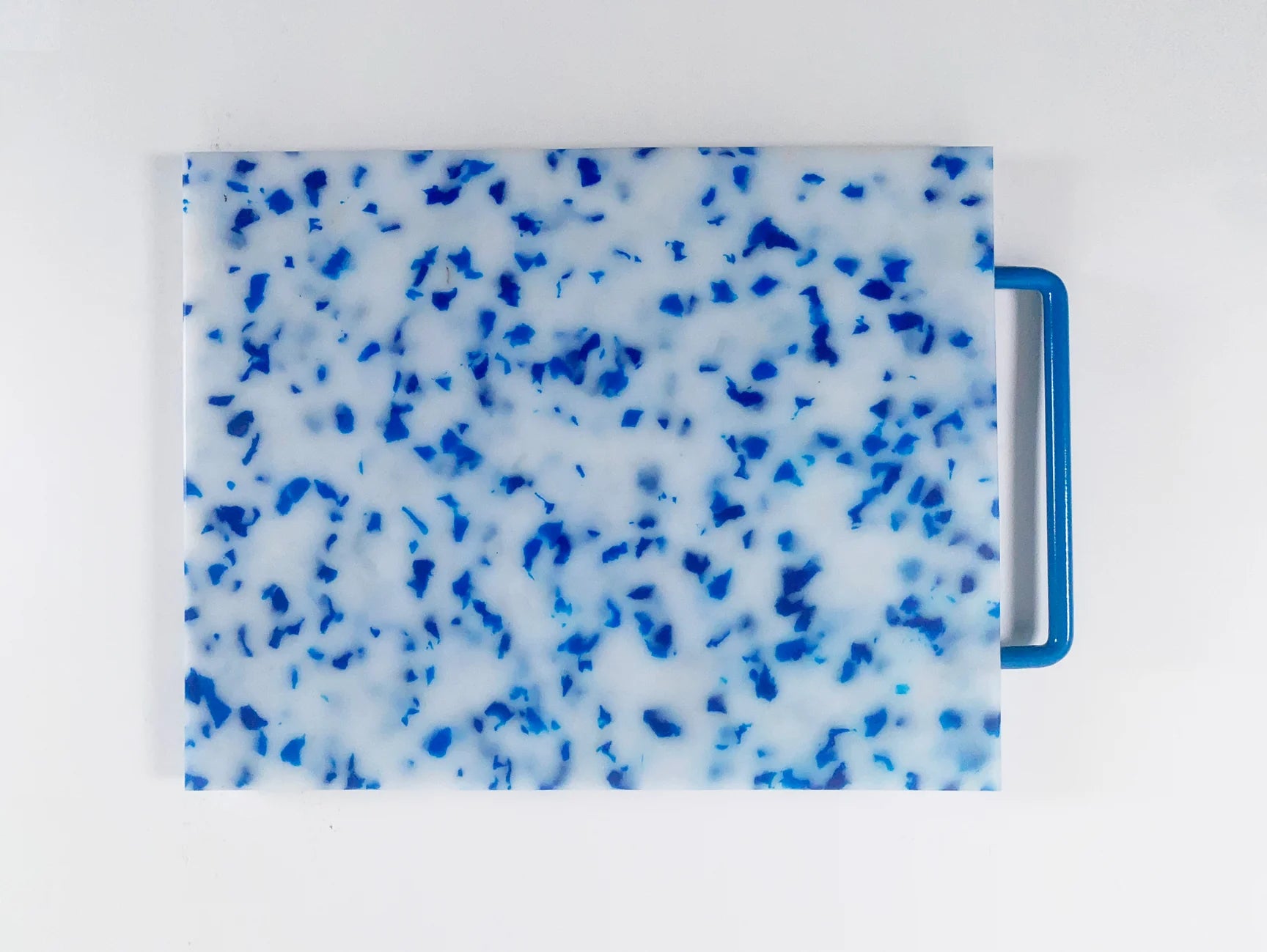 FREDERICKS AND MAE CUTTING BOARD IN BLUE AND WHITE