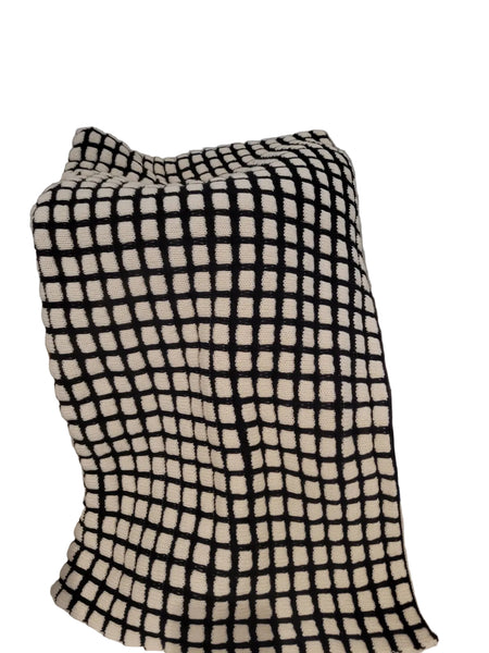 BLACK AND WHITE COTTON THROW