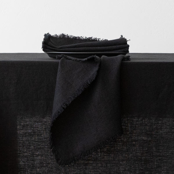 LINEN NAPKIN WITH FRINGE IN BLACK