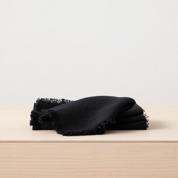 LINEN NAPKIN WITH FRINGE IN BLACK