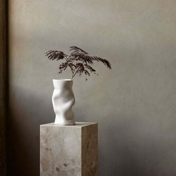 TALL COLLAPSE VASE IN WHITE